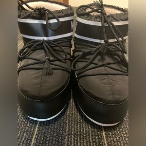 Low black Moonboots